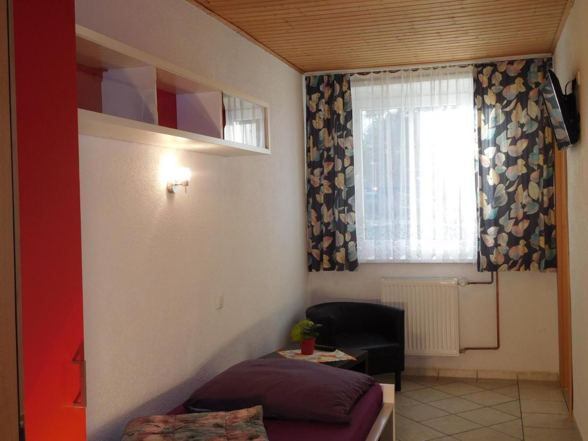 Hostel Waldhaus Am Ferienpark Mirow -Zimmer Du Wc Экстерьер фото
