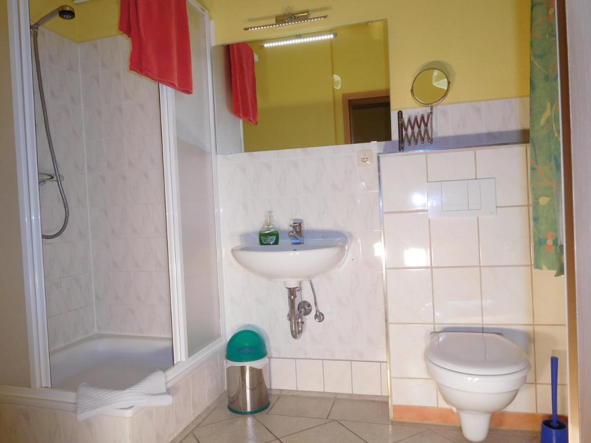 Hostel Waldhaus Am Ferienpark Mirow -Zimmer Du Wc Экстерьер фото